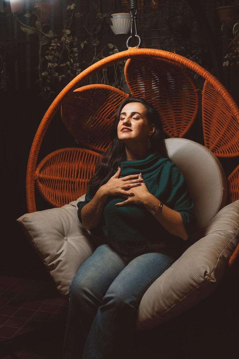 Maite-Ferreira-psicóloga-clínica-psicologa-online-Psicóloga-para-mulheres-foto-home-mulher-branca-mulher-morena-de-cabelos-pretos