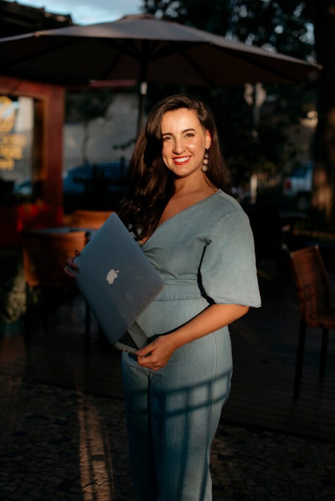 Maite-Ferreira-psicóloga-clínica-psicologa-online-foto-home-mulher-branca-mulher-morena-de-cabelos-pretos-foto-sobre-problemas-emocionais-sentimento-e-emoções-sobre-red