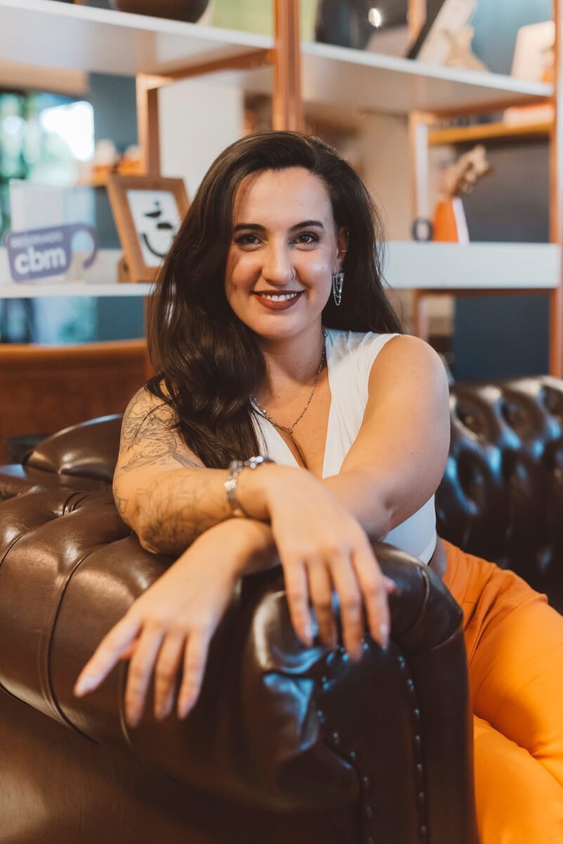 Maite-Ferreira-psicóloga-clínica-psicologa-online-foto-home-mulher-branca-mulher-morena-de-cabelos-pretos-foto-sobre-red