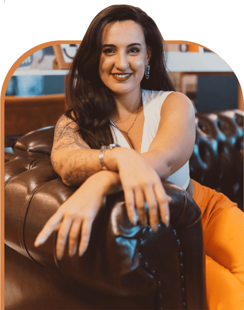 Maite-Ferreira-psicóloga-clínica-psicóloga-para-mulheres-psicologa-online-foto-home-mulher-branca-mulher-morena-de-cabelos-pretos-foto-sobre-redondo-red