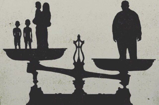 Silhuetas em balança na qual o lado em que há apenas um homem pesa mais do que o lado em que há uma mulher e crianças. Simboliza o poder do homem sobre as mulheres. 